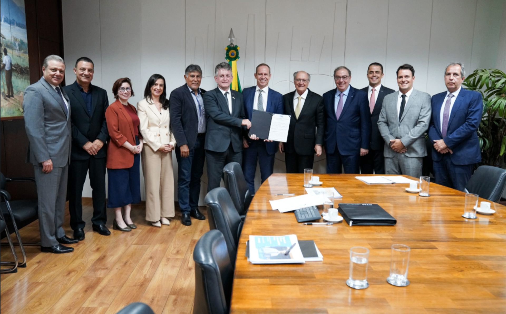 Assinatura do convênio entre ABINFER e ABDI em 2023, origem da metodologia T4F.
